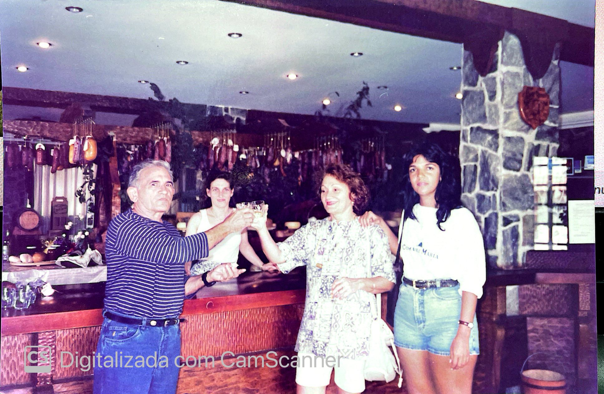 Seu Tarcísio e a família vestindo a camisa da Comadre Maria